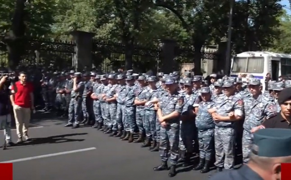 Полицейские сегодня ведут себя культурно: в Ереване много зарубежных делегаций